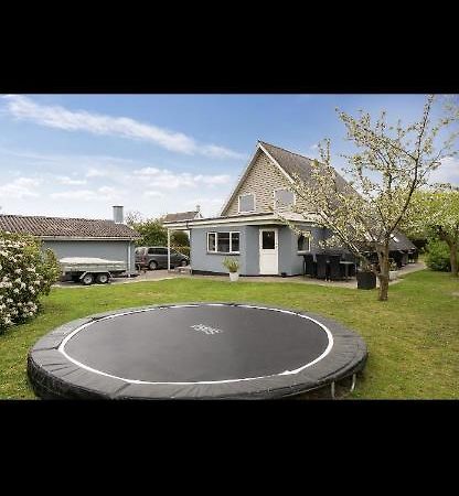 Big Villa In Stege Near Mons Klint With Trampolin Exterior foto